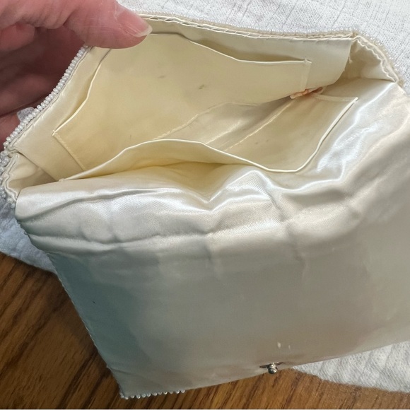 VINTAGE Handbeaded White Clutch in Beautiful preloved condition-fold over front - Picture 7 of 8